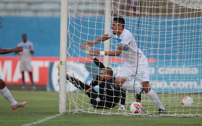 O zagueiro Luizão fez o gol da vitória do Londrina sobre o Confiança - Roberto Custódio/Jornal de Londrina