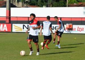 Série B: Artilheiro do Atlético-GO, Arthur coloca time na briga pelo acesso