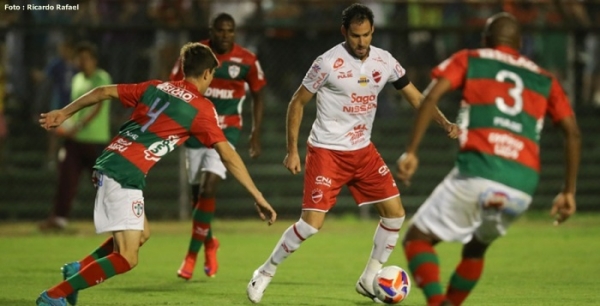 Frontini marcou os dois gols do Vila Nova na vitória por 2 a 1 sobre a Portuguesa