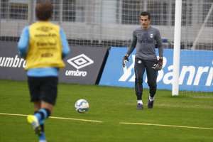 Marcelo Grohe antecipa volta e treina normalmente no Grêmio