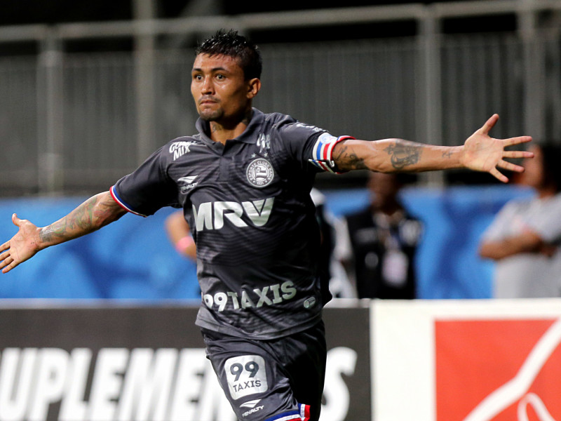 Kieza chega ao 12º gol e da a vitória ao Bahia que continua sonhando com a vaga na série A em 2016. - EC Bahia Oficial