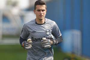 Com dores no pé, Luan volta a ficar fora de treino do Grêmio