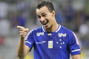 Com futuro indefinido, Leandro Damião não quer voltar ao Santos