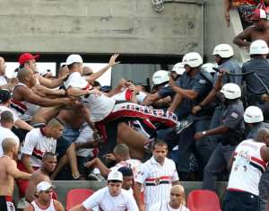 Torcedores do São Paulo brigam entre si durante clássico com Santos