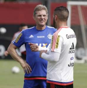 Oswaldo elogia Corinthians, mas confia em 'ponto fora da curva' no Flamengo