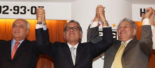 Aidar entre Leco, às esquerda, e Juvenal Juvêncio