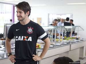 Corinthians muda estratégia e passa a valorizar Alexandre Pato, ainda emprestado ao São Paulo