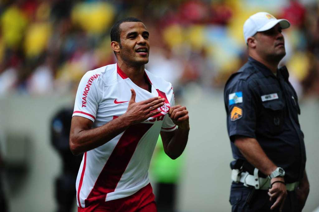 Ernando vai para o jogo, mas ainda é incerto se é como lateral ou zagueiro