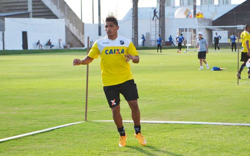 Bismark treinou normalmente durante a semana mas deve começar a partida entre os reservas do ABC