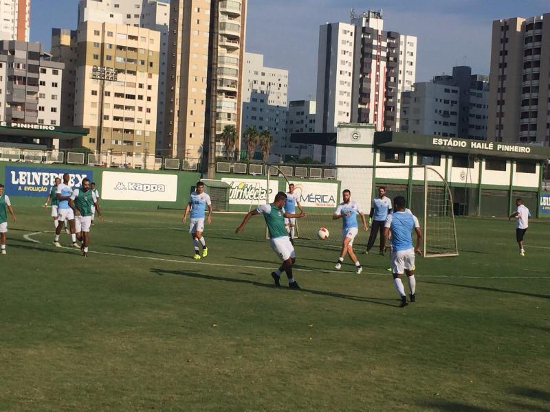 Santa Cruz finaliza treino para pegar o Atlético-GO