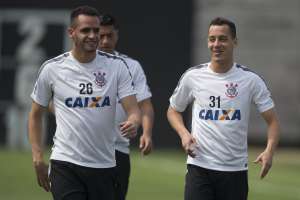 Renato Augusto e Arana são relacionados no Corinthians para encarar o Flamengo