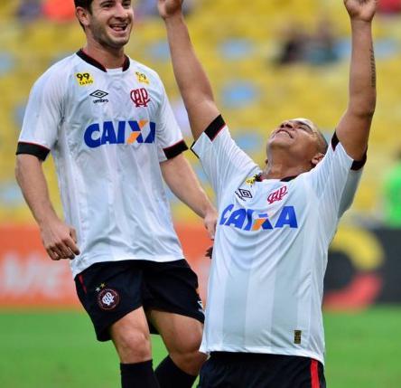 O gorducho Walter fez gol da vitória do Atlético-PR sobre o Fluminense