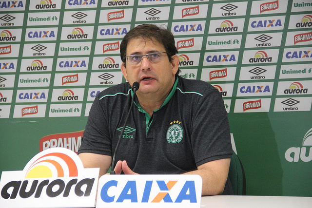 O técnico Guto Ferreira fez substituições para vencer a partida, mas não obteve êxito