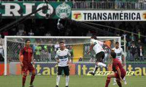 Torcida do Coritiba tenta invadir vestiário e meia se esconde em espaço do rival