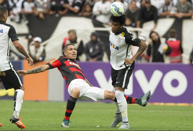 Gil, do Corinthians e Seleção, não deu chances para Guerrero, do Flamengo, na vitória por 1 a 0, no Itaquerão