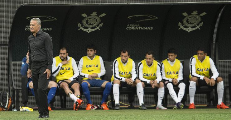 Tite tenta controlar o emocional de todo o elenco. Mas a fase é tão boa, que quem entra, dá conta do recado