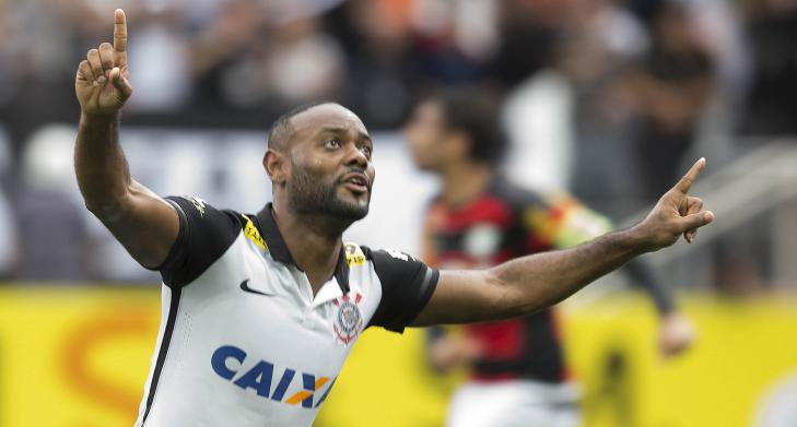 Vagner Love decidiu mais uma vez para o líder Corinthians, oito pontos na frente do Atlético-MG