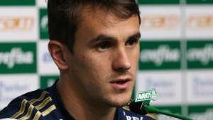 Lateral do Palmeiras critica presidente do Flu: 'Fez pressão para jogo da volta'