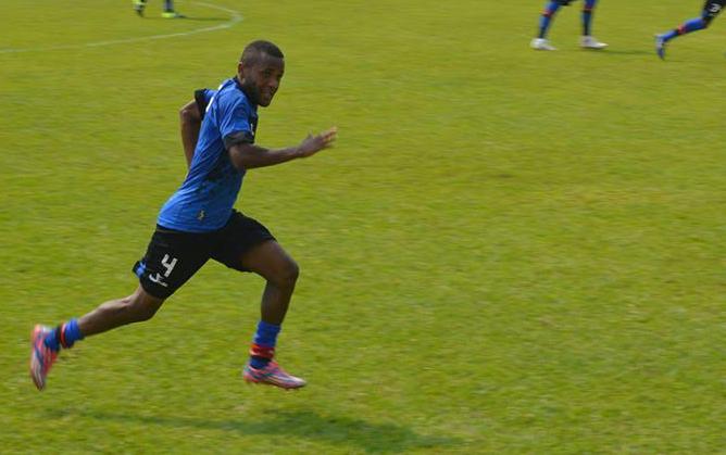 Willie pede atenção do Atlético-GO contra o Bragantino em jogo pela Série B do Brasileiro