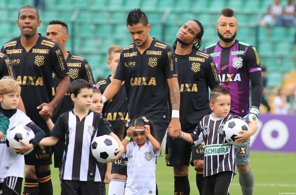 Rafael Bastos foca em vitória do Figueirense sobre o Coritiba para se afastar da zona de rebaixamento da Série A
