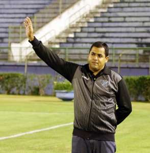 Série C: Leston Junior prefere não falar em renovação com Tupi e foca no Londrina