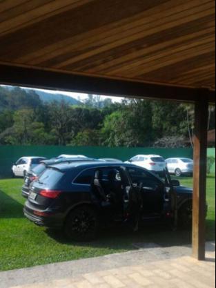 Carro de Alan Patrck na festinha de madrugada no RJ