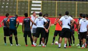 Série B: Treino do Vitória tem golaço de promessa e retornos de titulares