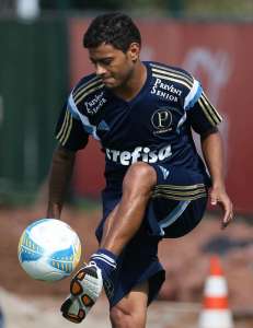 Cleiton Xavier treina bem e deve voltar ao Palmeiras contra o Santos