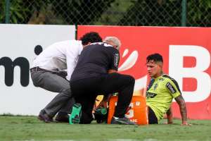 Atlético-MG faz treino com os juniores e Giovanni Augusto dá susto