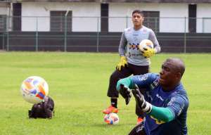 Série C: Funcionário esquece de fechar porta e Tupi faz treino secreto de portões abertos