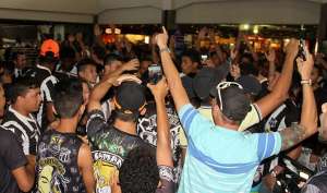 Série B: Torcida comparece no Aeroporto para apoiar Ceará antes do embarque