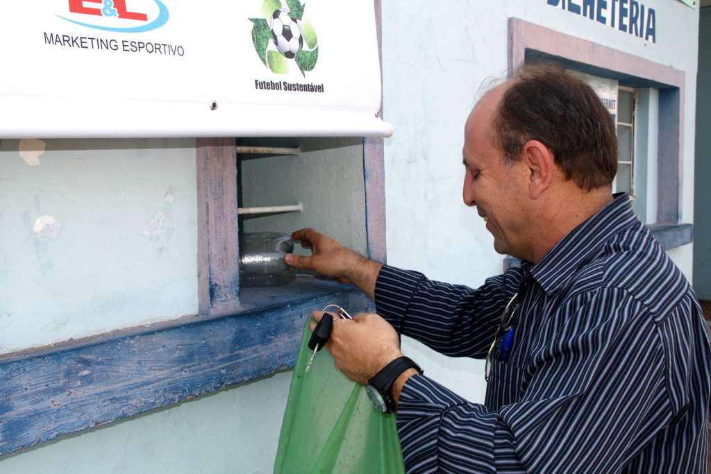 Troca de garrafas por ingressos está sendo feita na portaria do Tenentão - Silas Reche