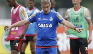 Oswaldo repete time e deve escalar o Flamengo com quatro volantes