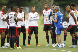 Oswaldo revela que pediu punição a quinteto do Flamengo: 'Erraram comigo'