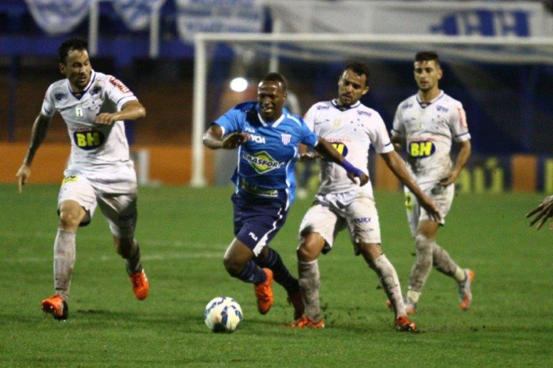 O Avaí de Tinga ex-Ponte Preta (foto) empatou em casa com o Cruzeiro. FOTO: Alceu Atherino / AVAÍ F.C.