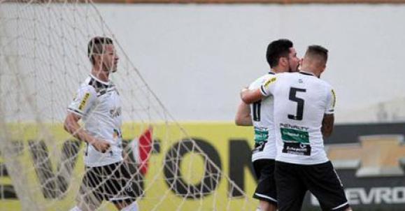 Ricardinho fez os dois gols do Ceará de pênalti e agora lidera artilharia do Vovô, com oito gols