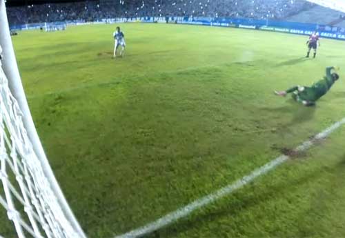 Momento da ultima cobrança de Silvio que decretou a vitória do Londrina. Foto: Reprodução