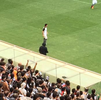 Tite se protege das cusparadas com agasalho