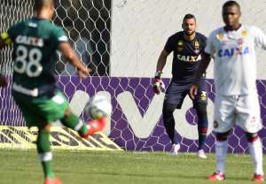 Em dia de comemoração do goleiro, Atlético-PR mantém invencibilidade contra equipes catarinenses
