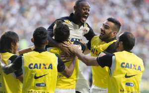 Após vitória, Jadson já comemora título: 'Ficou difícil para o Atlético-MG'