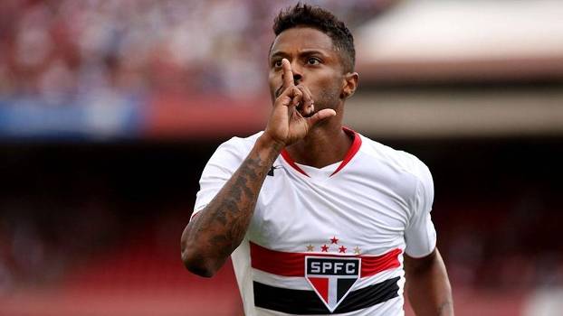 Michel Bastos marcou o terceiro do São Paulo