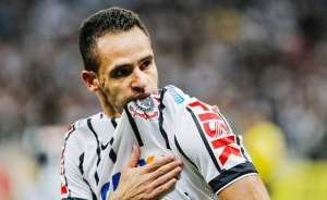 Corinthians mira renovação de Renato Augusto e quer três reforços para 2016