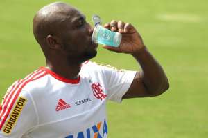 Armero treina no Flamengo e Emerson Sheik deixa atividade após levar pisão