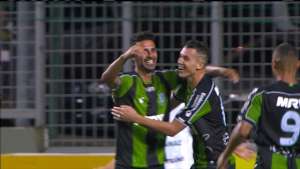 Série B: 'Colocamos uma mão no acesso', afirma Toscano, herói da vitória do América-MG contra Paysandu