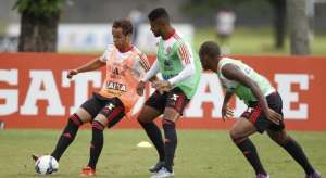 Oswaldo testa Flamengo com Jonas e Kayke entre os titulares