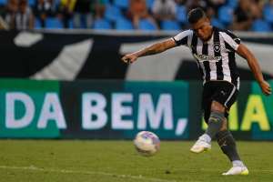 Série B: Próximo do acesso, lateral Carleto diz que Botafogo precisa manter o foco