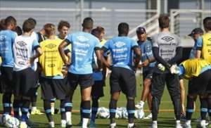 Com volta de Luan, Roger Machado monta time com 13 jogadores e mantém dúvidas