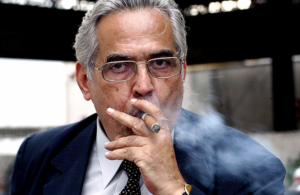 Eurico rebate provocação com charuto, mas não responde perguntas em evento