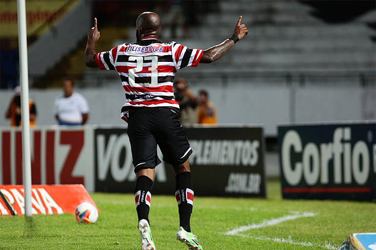 Grafite faz o duelo de artilheiros com Kieza