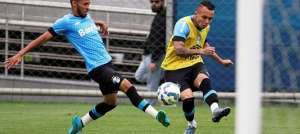 Roger comanda treino do Grêmio e mantém dúvida entre Everton e Pedro Rocha